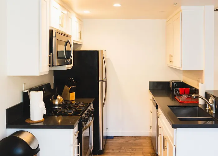 Chic Large One Bedroom With Dinning Area In Hear Of Koreatown With Free Parking