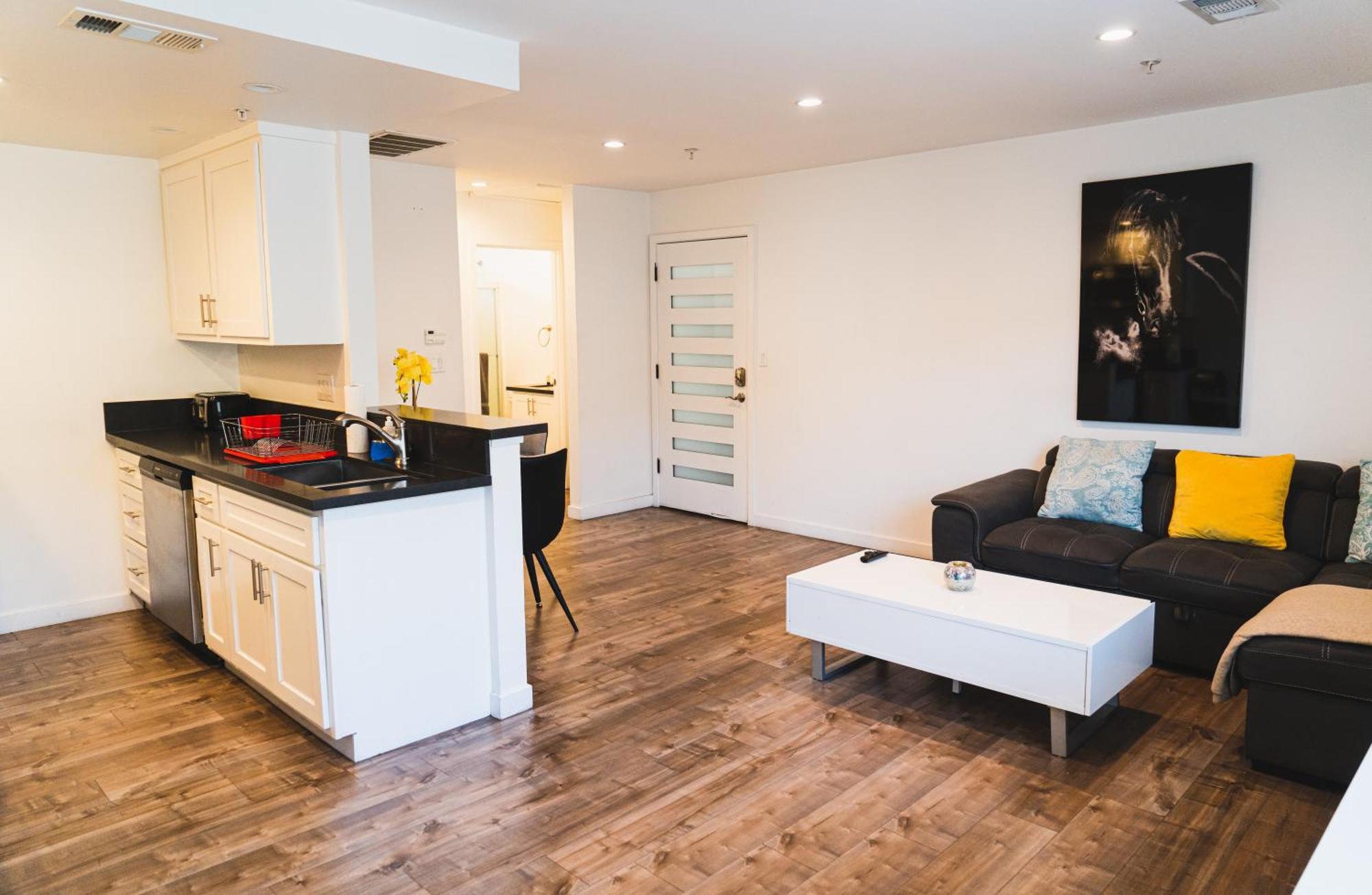 Chic Large One Bedroom With Dinning Area In Hear Of Koreatown With Free Parking *