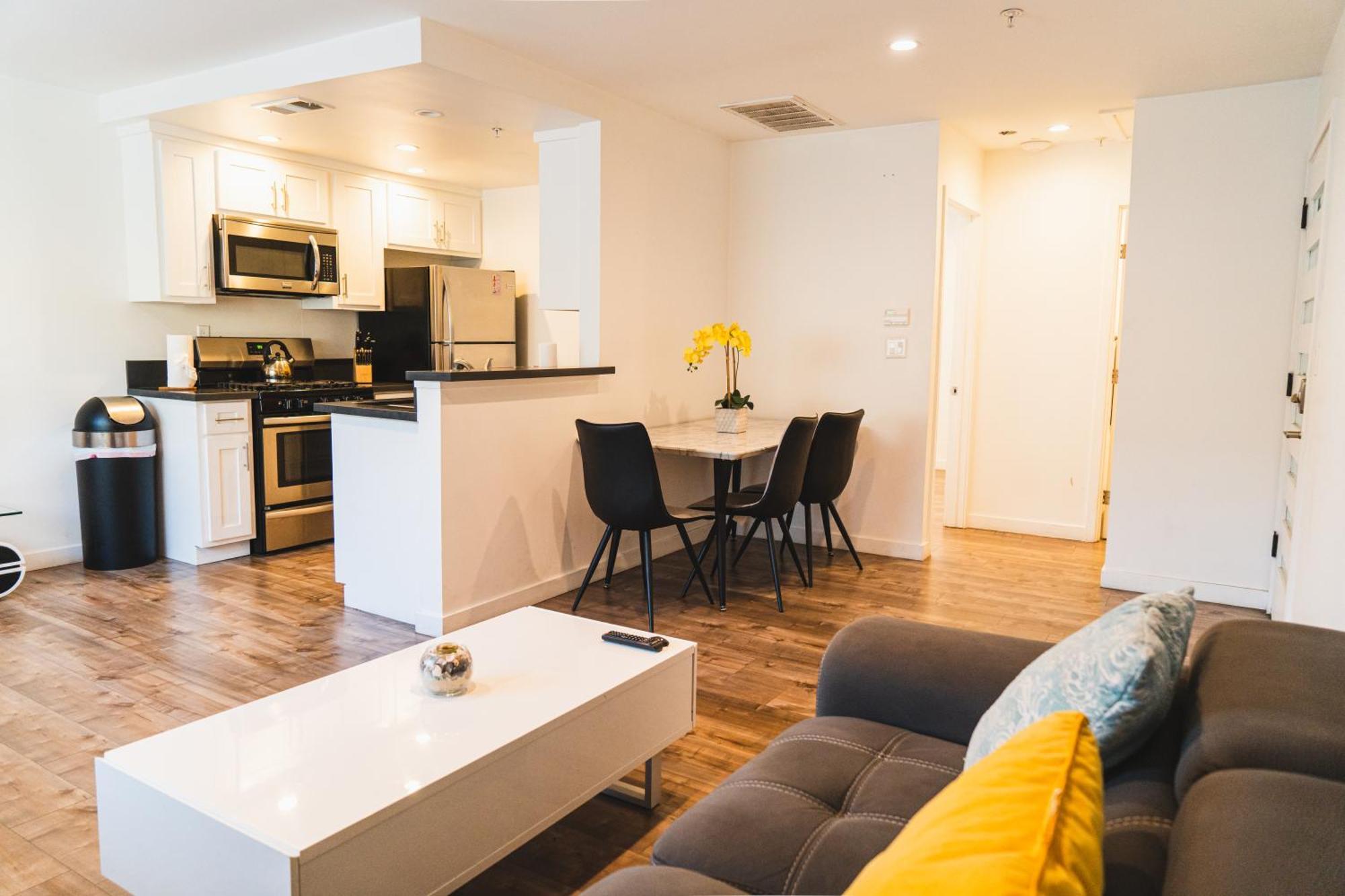 Apartamento Chic Large One Bedroom With Dinning Area In Hear Of Koreatown With Free Parking Los Angeles